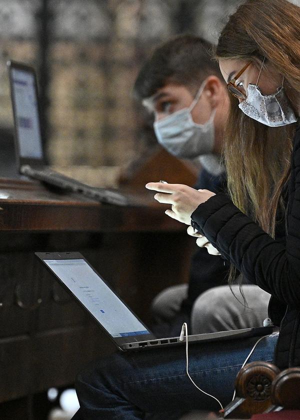 UNIVERSITAeT STUDENTEN DER UNI WIEN VERFOLGEN IN DER VOTIVKIRCHE VORLESUNGEN