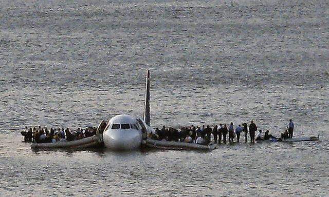 Archivbild: Der Airbus A320 nach der Notwasserung im Hudson River
