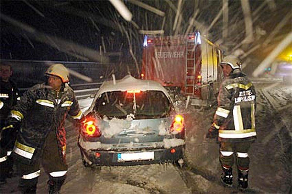 Die Kolonnen standen vorübergehend auf einer Länge von 21 Kilometern. Etwa 4.000 bis 5.000 Fahrzeuge waren insgesamt von der Sperre betroffen, teils saßen die Fahrer die ganze Nacht im dichten Schneetreiben auf der Autobahn.