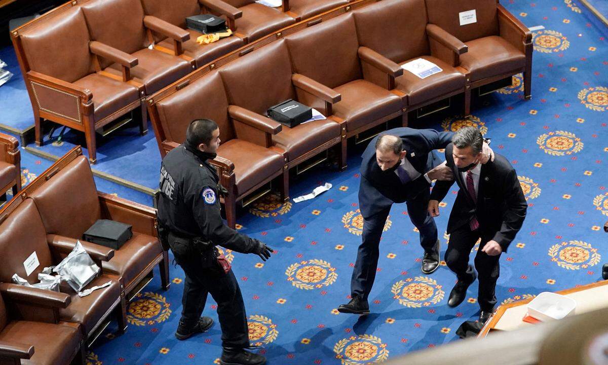 Im Sitzungssaal des Kongresses waren es bange Minuten, als der Mob versuchte auch in diesen Saal einzudringen.