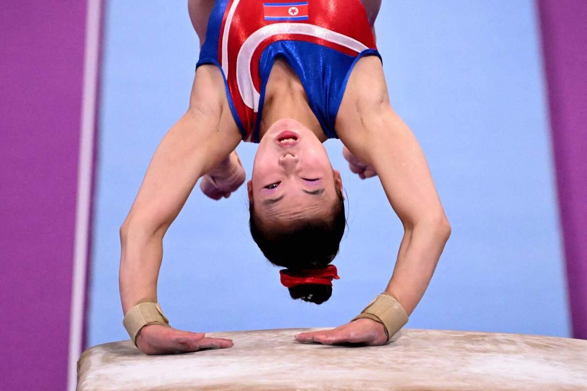 25. September. Die nordkoreanische Turn-Athletin Ryu Mirae nimmt trotz Überschlags die Qualifikation für den Hauptbewerb der Asienspiele in Hangzhou ins Visier.