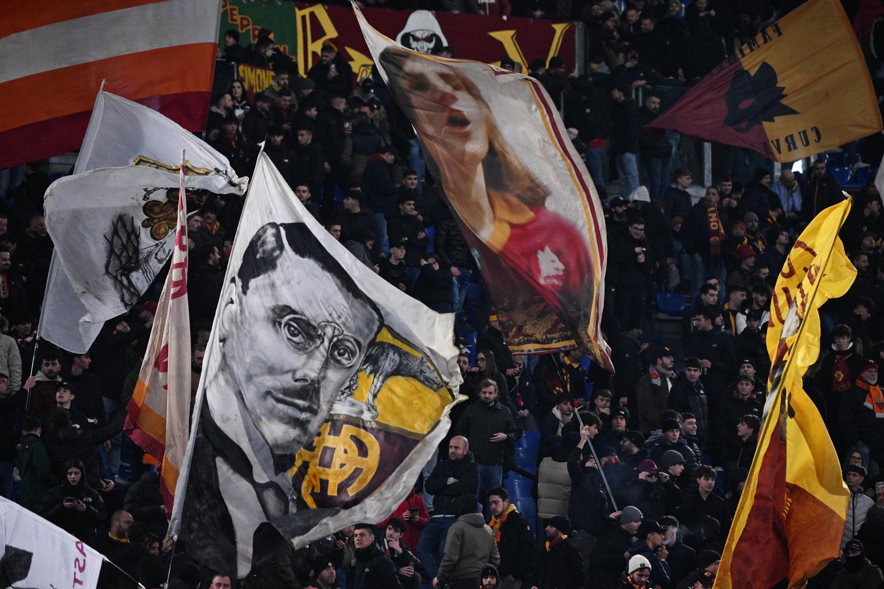 Roma-Ultras sorgen mit Mussolini-Parolen für Eklat