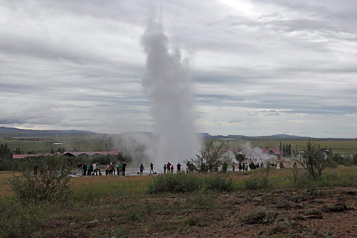 Apropos nass gespritzt. Im Gemeindegebiet von Bláskógabyggð lassen sich die sprudelnden Geysire beobachten. Der Große Geysir und Namenspatron für die Fontänen stellte seine Aktivität für viele Jahre ein. Seit einem Erdbeben im Jahr 2000 bricht er wieder unregelmäßig aus. Seine Rekordhöhe liegt bei 122 Metern.