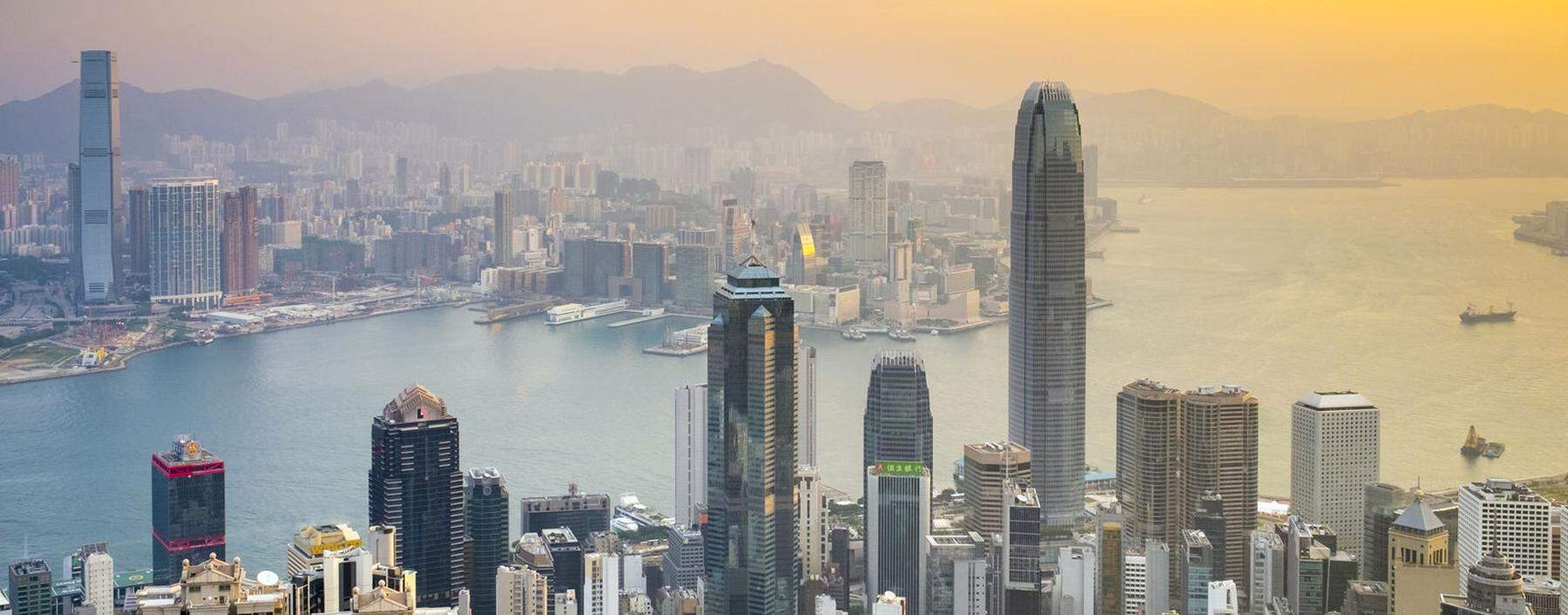 Skyscrapers in central Hong Kong seen from Victoria Peak at sunrise Hong Kong, Hong Kong Island, Hong Kong PUBLICATIONxI