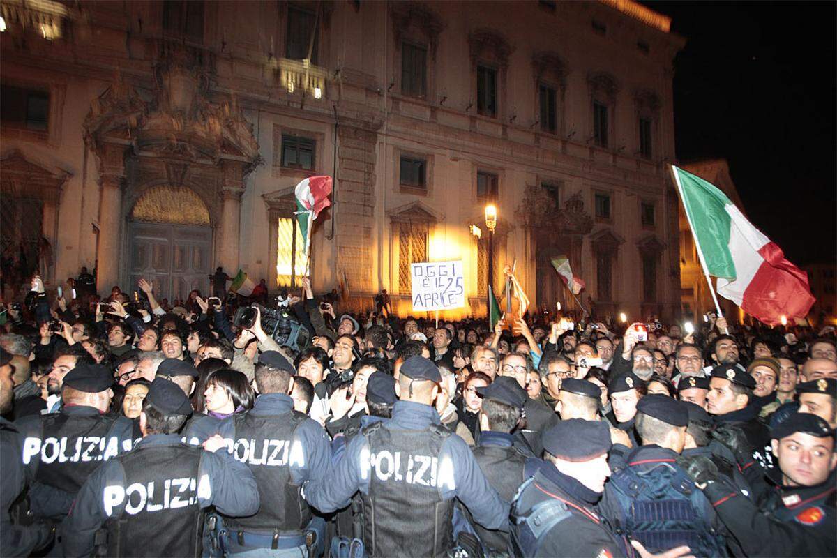 "Mafioso, Mafioso!", beschimpfte die Menschenmenge den zurückgetretenen Regierungschef.