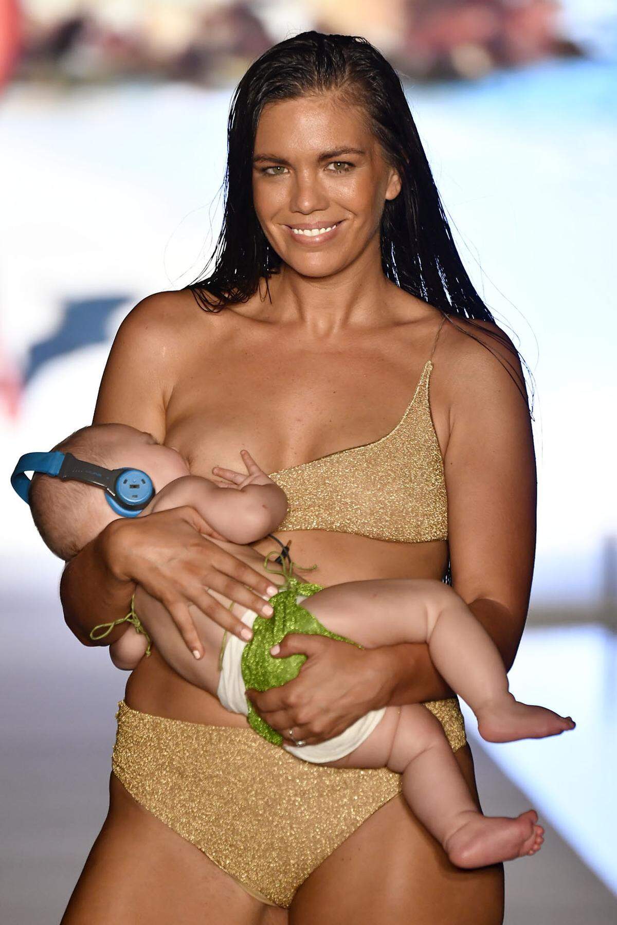 Bikins und Bademode - dabei geht es bei der Miami Swim Fashion Week im Allgemeinen. Im Zuge der Sports Illustrated Swimsuit Show zeigte sich jetzt aber ein doch recht ungewöhnliches Bild. Denn Model Mara Martin stillte auf dem Catwalk ihre fünf Monate alte Tochter.