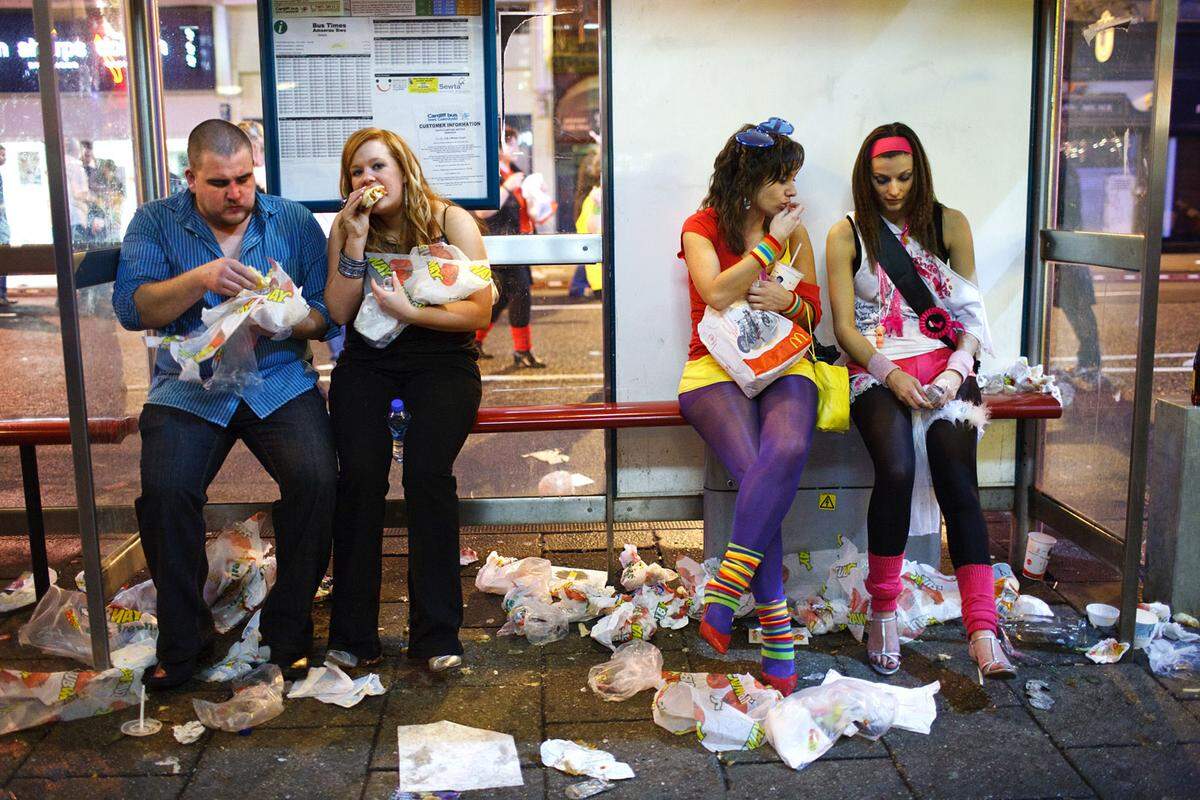 „Cardiff after Dark“. Die Fotoserie von Maciej Dakowicz entstand in einem Zeitraum von sechs Jahren in der Regionalme­tropole. Im Mittelpunkt steht das wenig glamouröse Leben walisischer Nachtschwärmer.