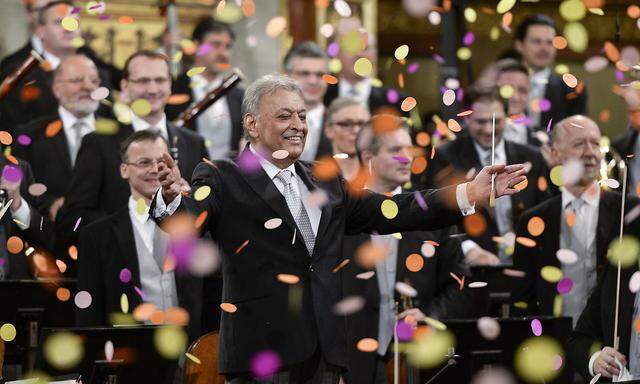 Mehta beim Neujahrskonzert 2015. Eine vom Dirigenten selbst gezündete Bombe gab Tausende Konfetti in den Farben des prächtigen Blumenschmucks frei. 