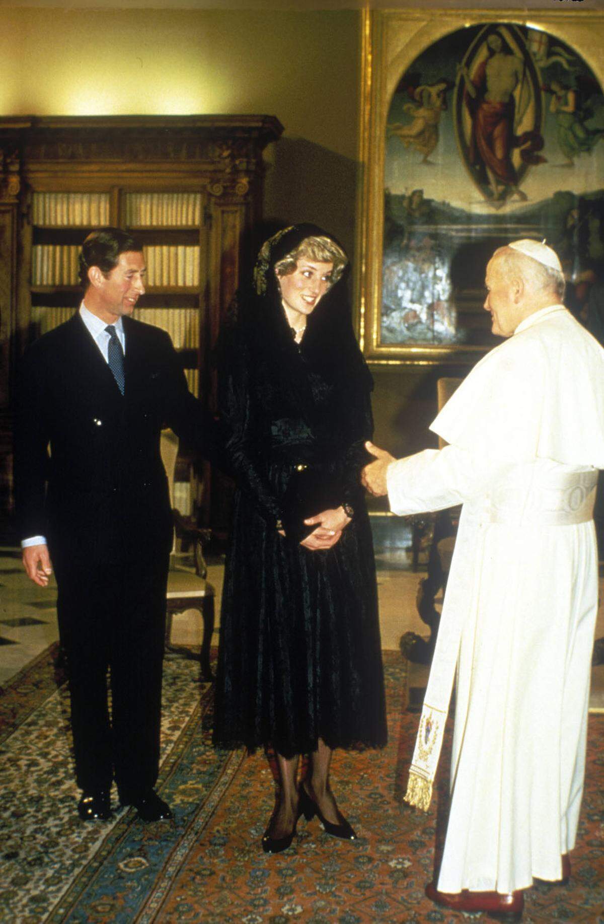 Denn schon vor ihnen kamen berühmte Frauen in ähnlicher Tracht zum Katholiken-Oberhaupt: So zum Beispiel Prinzessin Diana, als sie 1985 den damaligen Papst Johannes Paul II. mit ihrem Mann Prinz Charles besuchte.