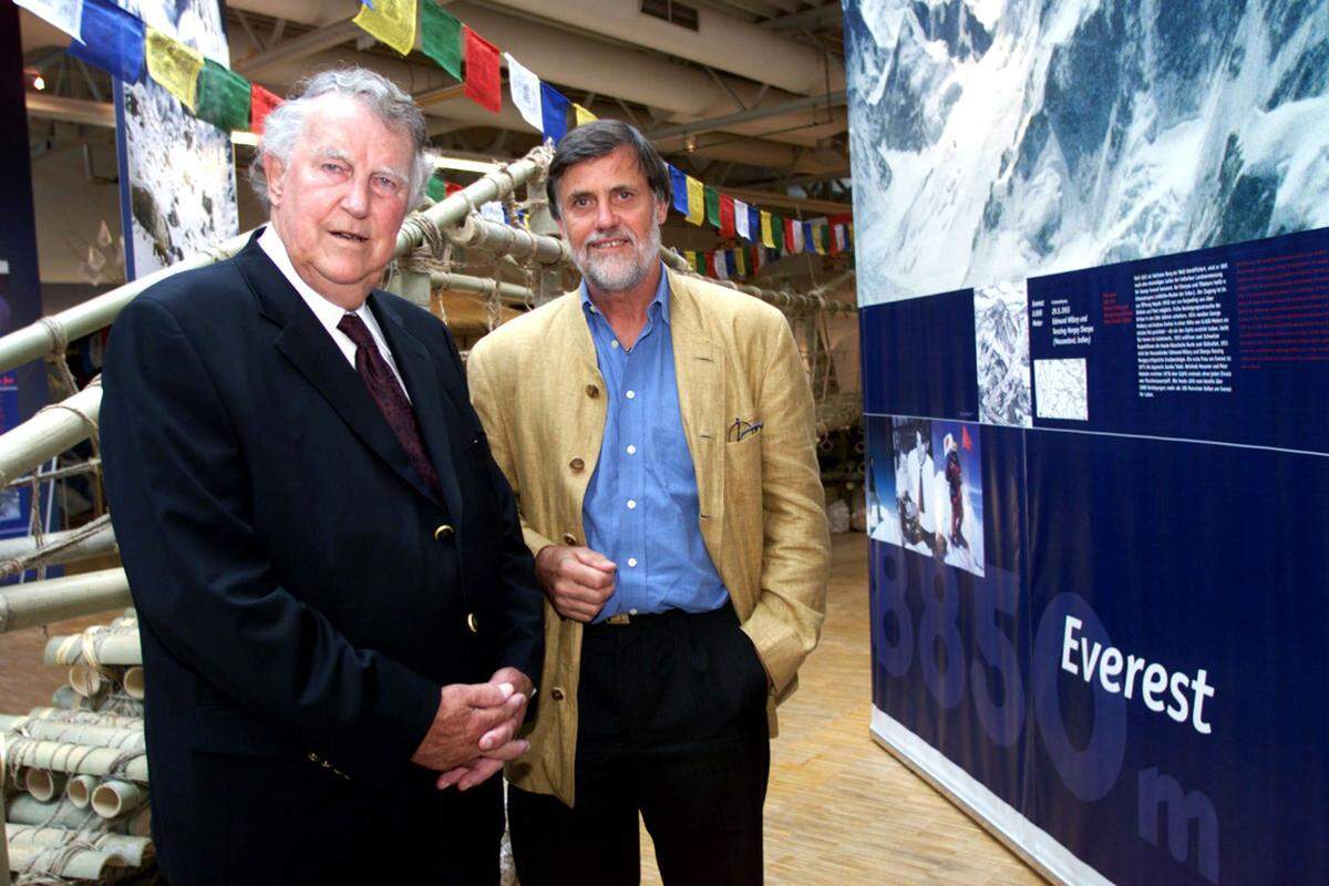 Auch in Österreich war Hillary zu Gast, etwa bei der Eröffnung Alpinismusausstellung "Der Berg ruft" im Jahr 2000, wo er vor der Tafel "Mount Everest" für ein Foto posierte. Im Bild ist auch der Österreicher Wolfgang Nairz zu sehen, der 1978 als erster Österreicher den Mount Everest bezwungen hat.