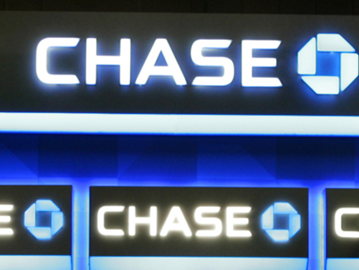 JP will im Investmentbanking in diesem Jahr bis zu 2.000 der 28.000 Stellen streichen. Zudem sollen im Zuge der Übernahme von WASHINGTON MUTUAL weitere 12.000 Arbeitsplätze wegfallen.