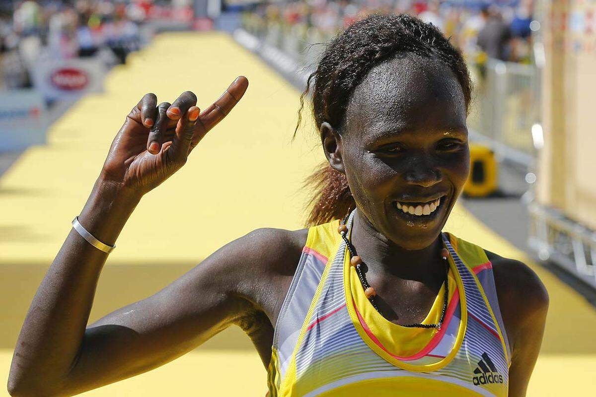 Bei den Frauen triumphierte mit Flomena Cheyech ebenfalls eine Läuferin aus Kenia, ihre 2:24:34 sind die drittschnellste Wien-Zeit.