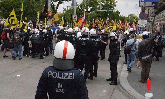 Die Polizei war rund um Demo der Identitären und Gegendemo mit über 1000 Mann im Einsatz.