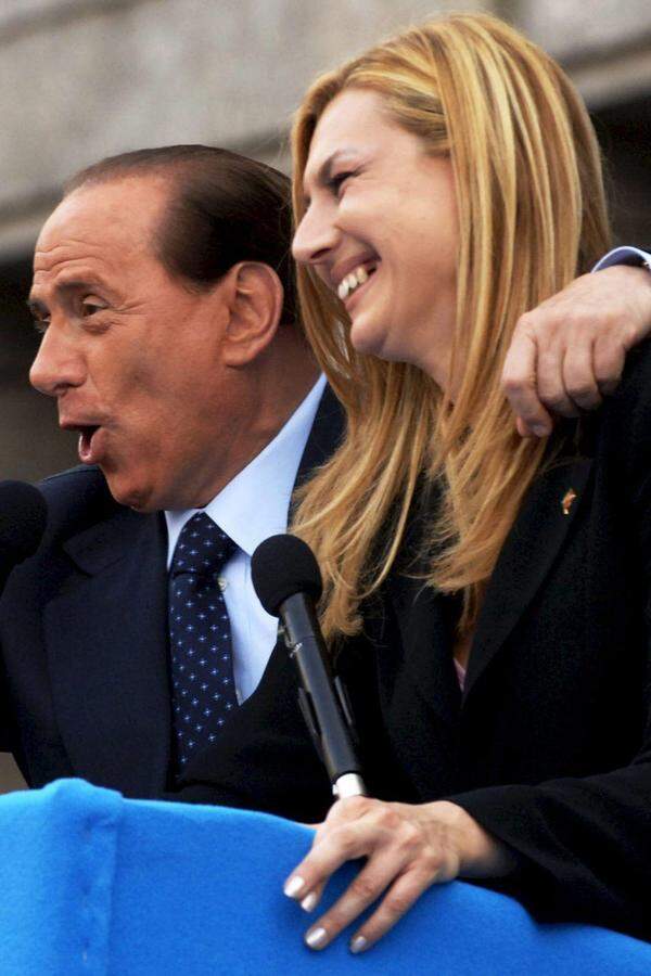 Berlusconi sorgte dafür, dass seine loyale Anhängerin Unterstaatssekretärin in der aktuellen Regierung Letta wurde. Aus Zorn und Protest gegen die Verurteilung des Cavaliere legte Biancofiore im Sommer ihr Amt nieder.