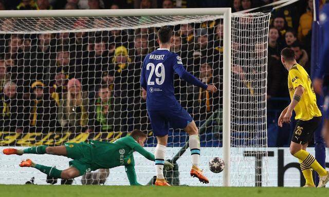 Den ersten Versuch aus elf Metern setzte Kai Havertz an die Stange, im zweiten traf er zum 2:0 für Chelsea.