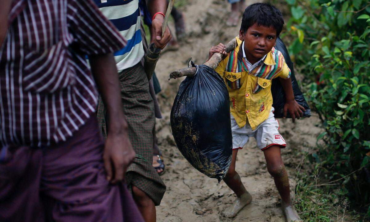 Die Rohingya gelten in Burma als staatenlos. Der seit Jahren andauernde Konflikt in Burmas Bundesstaat Rakhine war Ende August eskaliert, als Rohingya-Rebellen Soldaten und Polizisten angriffen und dutzende Sicherheitskräfte töteten. Das Militär reagierte mit einer Gegenoffensive. Hunderte Menschen wurden getötet, ihre Häuser niedergebrannt. Eine Massenflucht ins benachbarte Bangladesch war die Folge.
