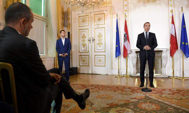 Christian Kern beim Pressefoyer, Thomas Drozda sitzt in der ersten Reihe. 