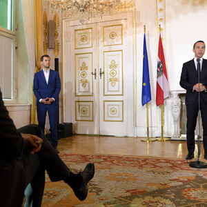 Christian Kern beim Pressefoyer, Thomas Drozda sitzt in der ersten Reihe. 