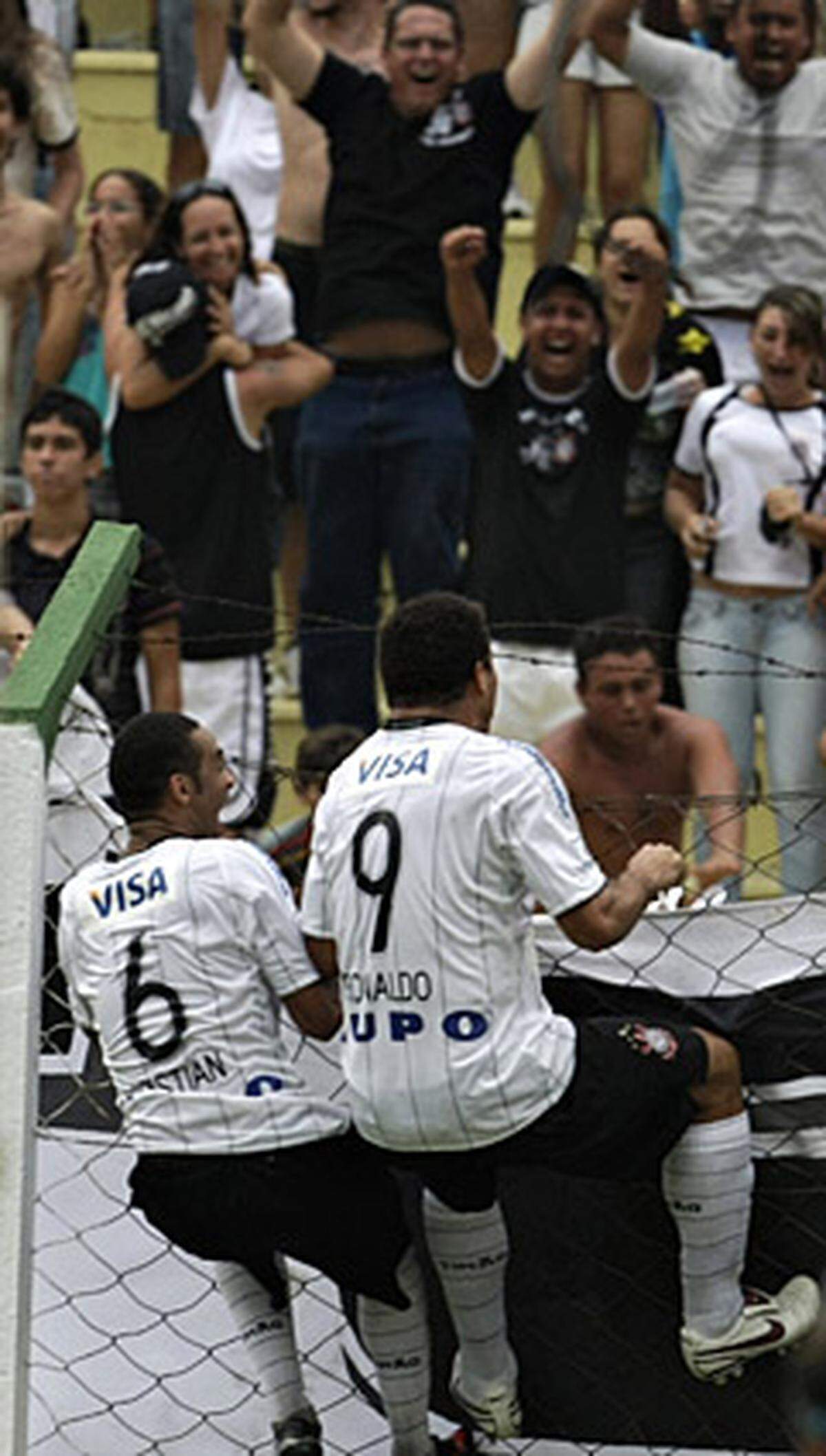 Nur vier Tage später erzielt Ronaldo sein erstes Tor für seinen neuen Klub: Der Brasilianer markiert für seinen Klub Corinthians Sao Paulo den vielumjubelten 1:1-Ausgleich gegen den Stadtrivalen Palmeiras. Ronaldo, der zur Halbzeit eingewechselt wird, hat in der 92. Minute seinen großen Auftritt: Nach einem Eckball trifft er per Kopf ins kurze Eck. Der 32-Jährige sprintet daraufhin zum Fanblock und lässt sich auf dem Zaun ausgiebig feiern. Dass er dafür vom Schiedsrichter Gelb sieht, ist ihm und den Fans herzlich egal.