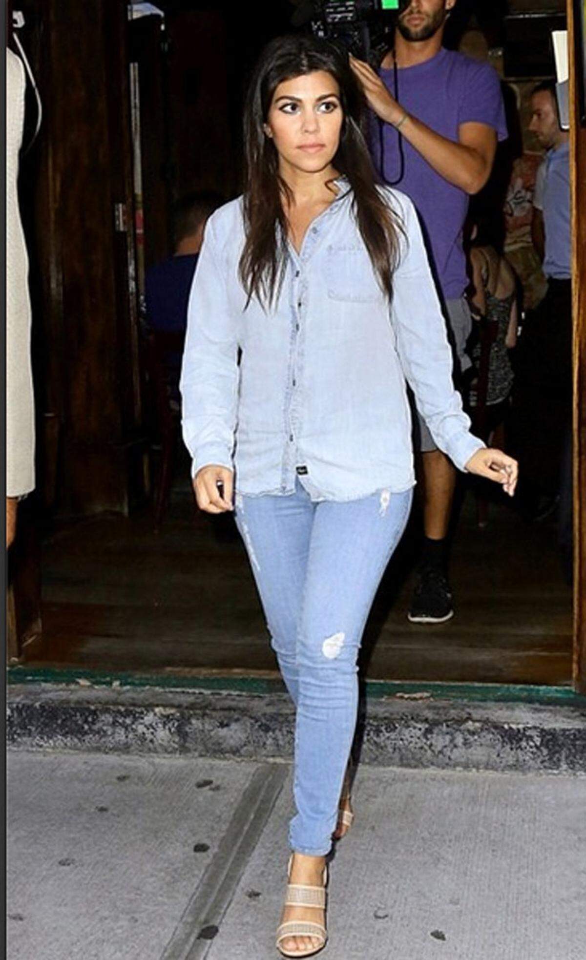 Kourtney Kardashian weiß, wie man den Trend jetzt trägt. Unterschiedliche Jeansnuancen sind ein Muss, damit Jeans auf Jeans funktioniert.