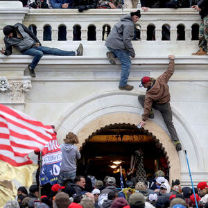 Anfang 2021 haben Anhänger des damaligen US-Präsidenten Donald Trump gewaltsam den Parlamentssitz in der Hauptstadt Washington gestürmt.