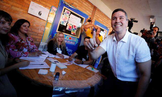 In Paraguay liegen die beiden etablierten Lager bei der Präsidentenwahl laut Umfragen gleich auf. Am Foto: Finanzminister Santiago Peña von der konservativen Colorado-Partei.