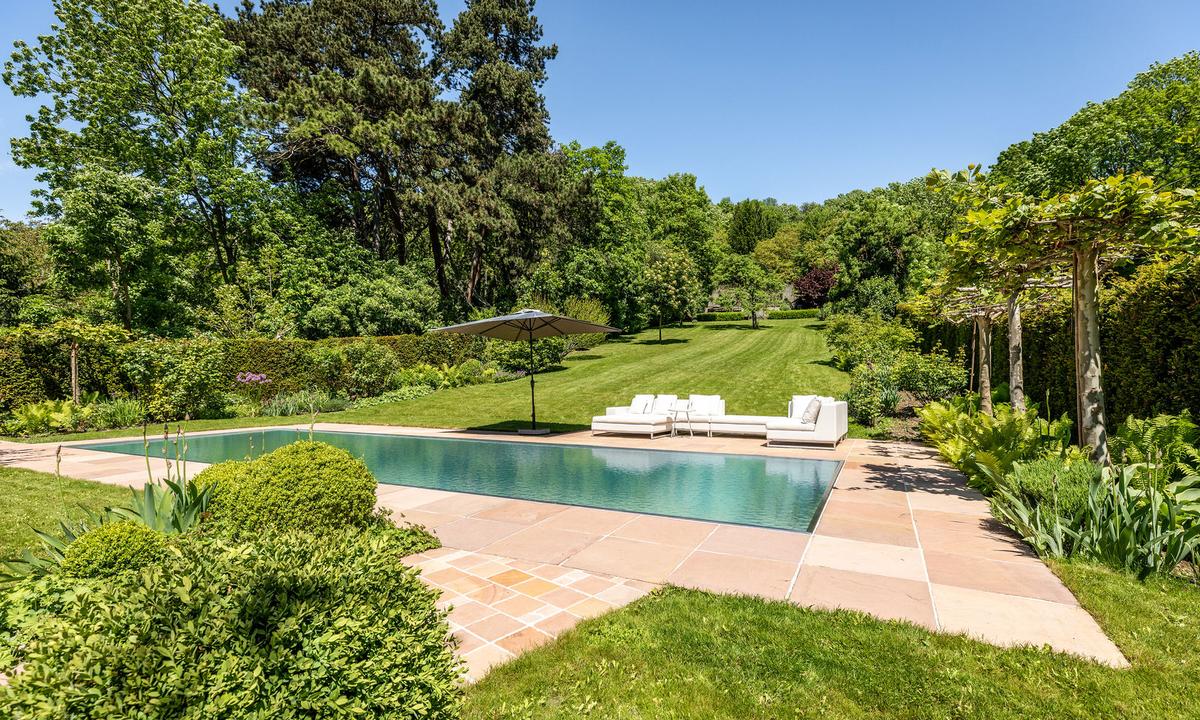 Schlicht-moderner Pool mit „endlosem“ Rasen in Sievering.