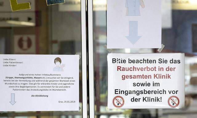 Hinweise am Eingang der Kinderklinik des LKH Graz 