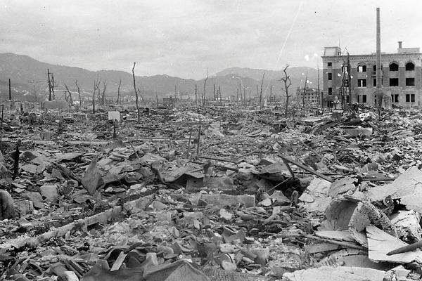 Der B-29-Bomber hatte die erste Atombombe abgeworfen. Der Sprengkörper mit dem harmlos klingenden Namen "Little Boy" explodierte etwa 600 Meter über der Innenstadt von Hiroshima, die weitgehend ausgelöscht wurde. 80.000 Menschen waren sofort tot.