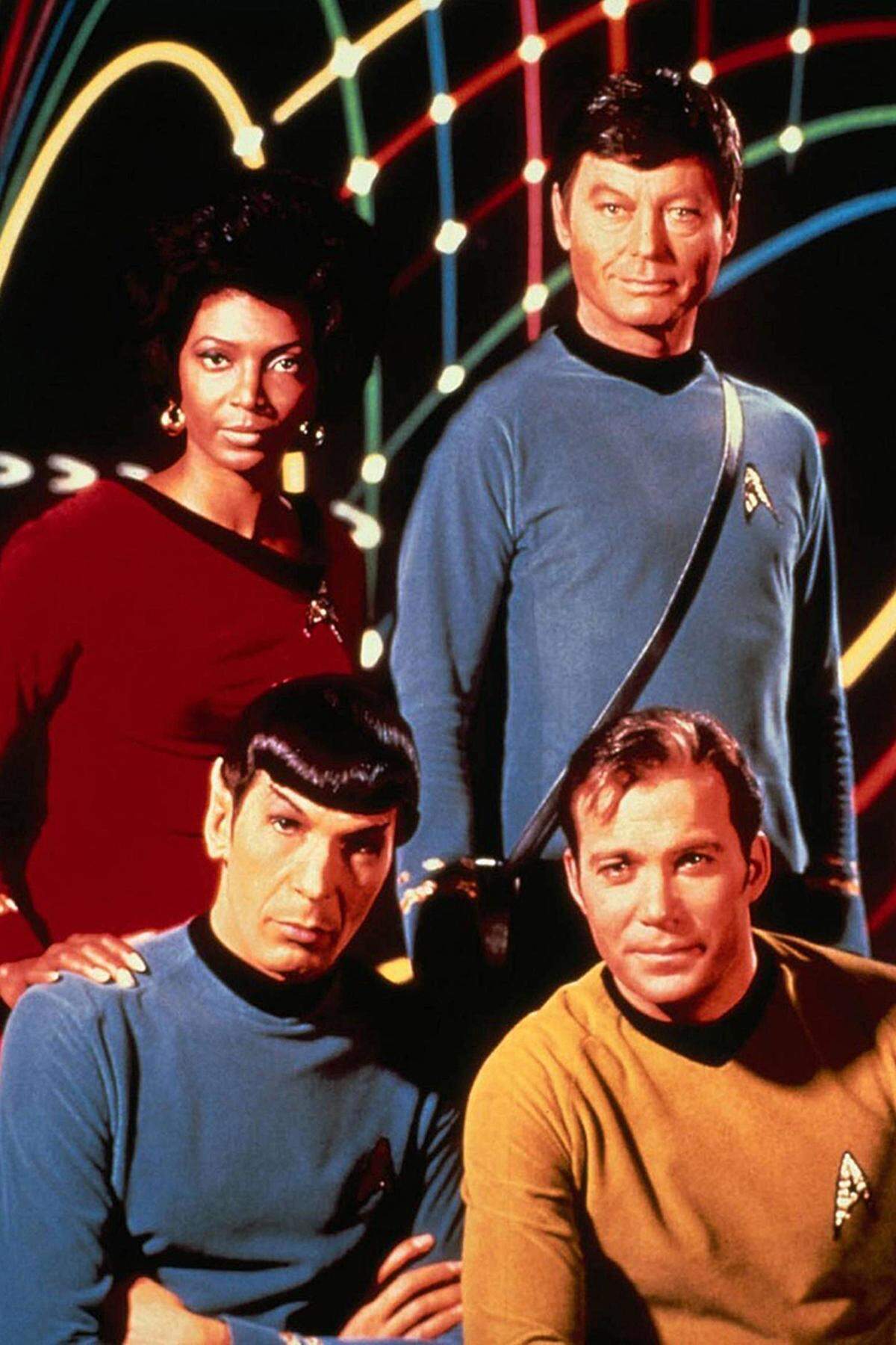 von 1966 bis 1969 | Drei Staffeln Dass tolle Serien keinen Emmy bekommen, ist kein neues Phänomen: Schon die originale "Star Trek"-Serie "Raumschiff Enterprise", 1967 immerhin als Beste Drama-Serie nominiert, ging leer aus - und ist nicht nur bis heute Kult, sondern war der Beginn einer Erfolgsgeschichte: inzwischen kommt "Star Trek" auf fünf Fernsehserien, dreizehn Kinofilme und dutzende Bücher. Fortsetzung folgt.