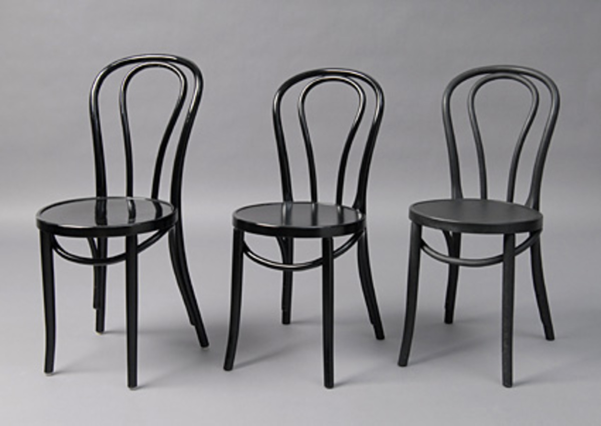 Die Produkte werden in einen designhistorischen Kontext gestellt, Entwürfe anderer Designer zeigen auf, wo sich die Ikea-Designer ihre Inspiration herholen.