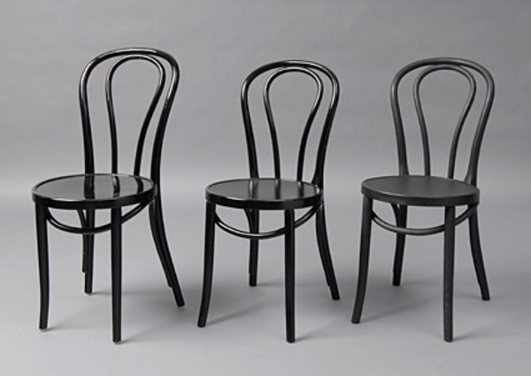 Die Produkte werden in einen designhistorischen Kontext gestellt, Entwürfe anderer Designer zeigen auf, wo sich die Ikea-Designer ihre Inspiration herholen.