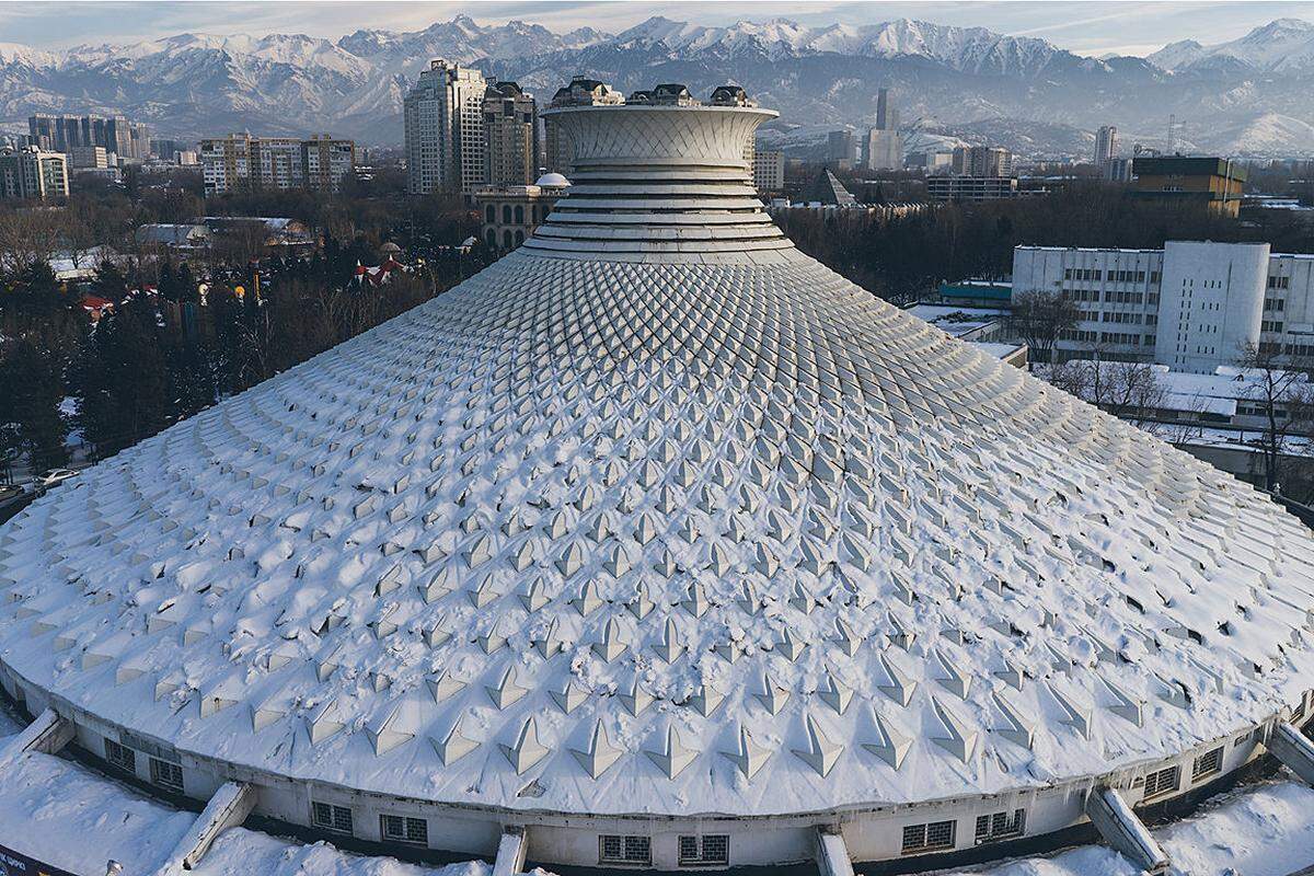 Ziemlich bekannt ist der Zirkus Almaty in der kasachischen Großstadt Almaty. Er wurde 1972 nach Entwürfen der Architekten W.S. Kazew und W. Slonow gebaut, bietet 2160 Zuschauern Platz und ist immer noch in Betrieb.