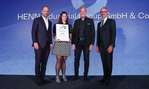 Auszeichnung 2. Platz International tätige Unternehmen für die Henn Industrial Group (v.l.): Wirtschaftslandesrat Marco Tittler, Henn-Head of People &amp; Colture Julia Schwarz, Henn-Geschäftsführer Martin Ohneberg und DONAU-Versicherung-Landesdirektor Jürgen Gmeiner.