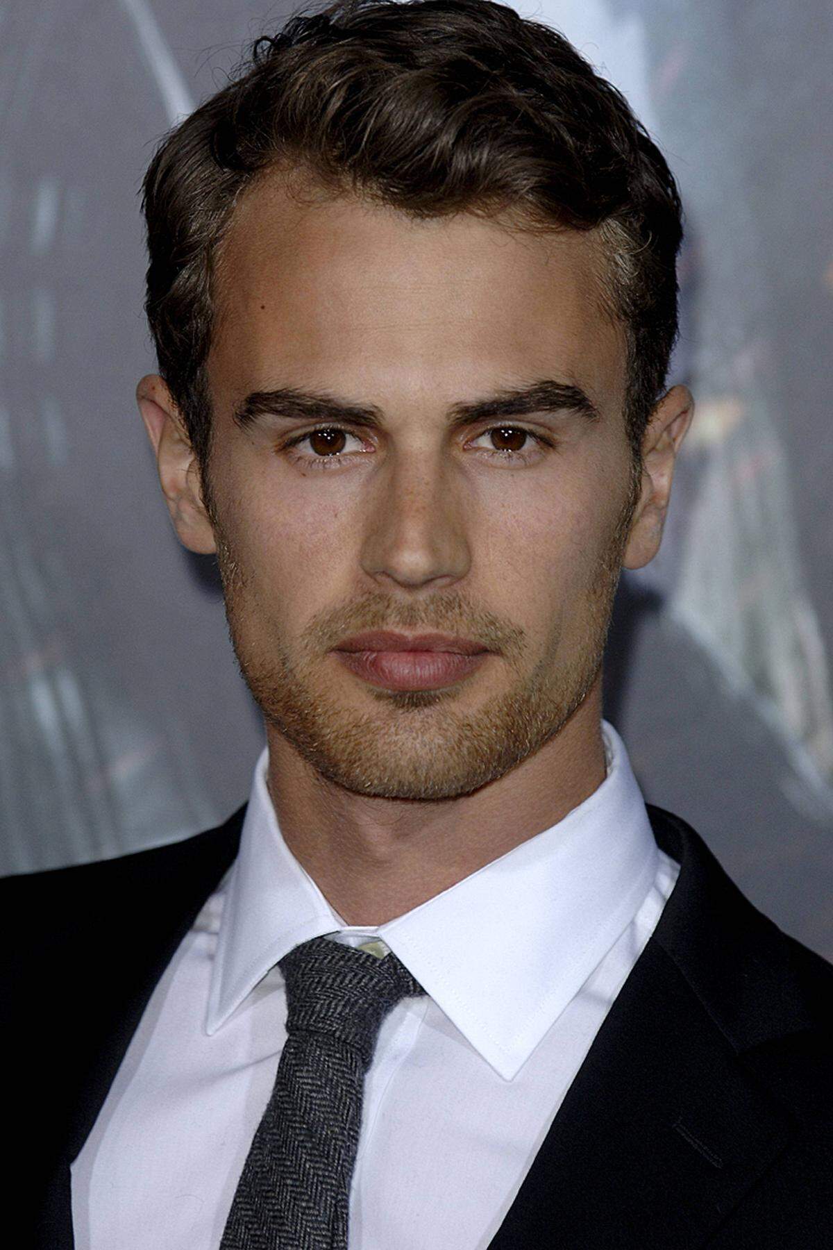 Der Neuseeländer Theo James machte sich mit "Underworld: Awakening" und der gruseligen Serie "Bedlam" über eine Irrenanstalt einen Namen. Zudem spielte der 28-Jährige Gentleman-Appeal in dem Woody-Allen-Film "You Will Meet a Tall Dark Stranger" mit. Den Briten dürfte er als türkischer Liebhaber Kemal Pamuk in "Downton Abbey" in Erinnerung geblieben sein. 