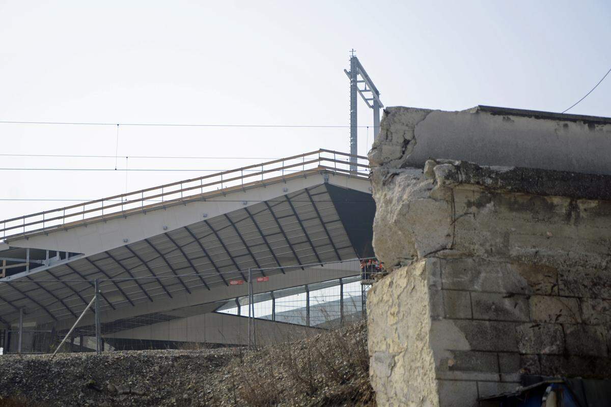 Zurzeit wird am Rautendach des Bahnhofs geschraubt: Zwei Bahnsteigdächer sind fertig, das dritte wird noch gebaut.
