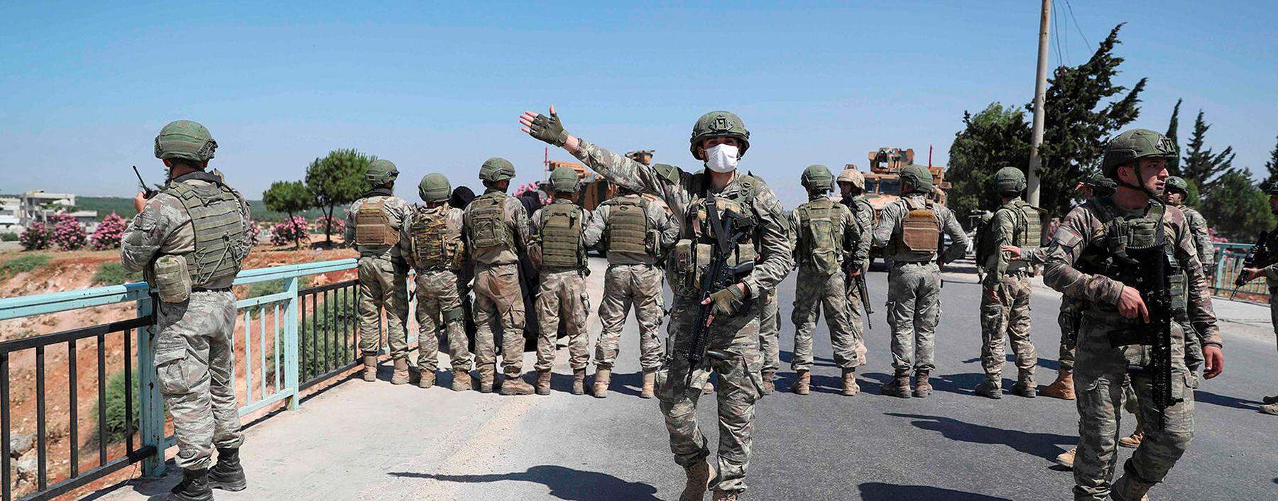 Türkische Soldaten auf einer Brücke der wichtigen syrischen Straße M4.