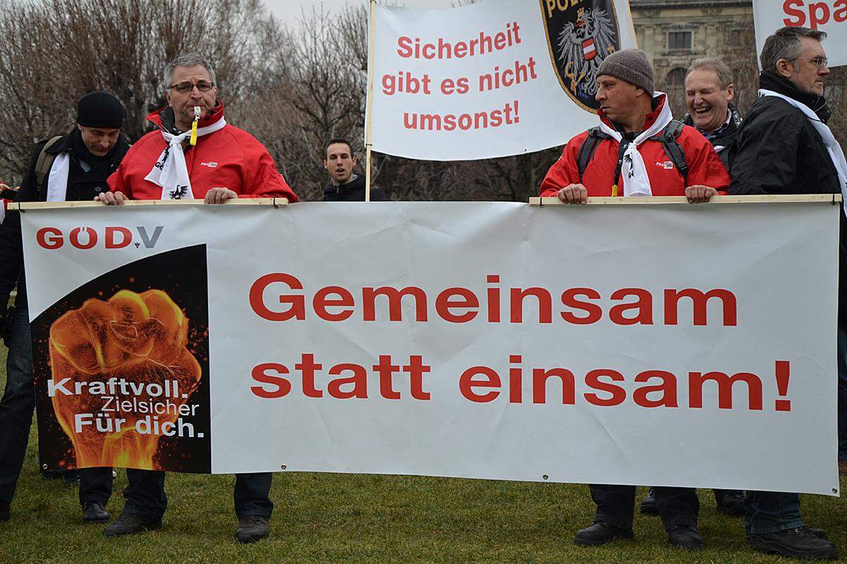 Die Demonstration wird polizeilich begleitet. Aber auch unter den Demonstranten finden sich Polizisten - als Beschäftigte des öffentlichen Dienstes wurden sie von der Gewerkschaft ebenfalls zur Teilnahme aufgerufen.