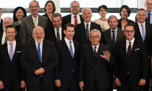 „Klassenfoto“ der Regierung mit Kommissionspräsident Jean-Claude Juncker (vorn, 2. v. r.) und einigen Kommissaren. 