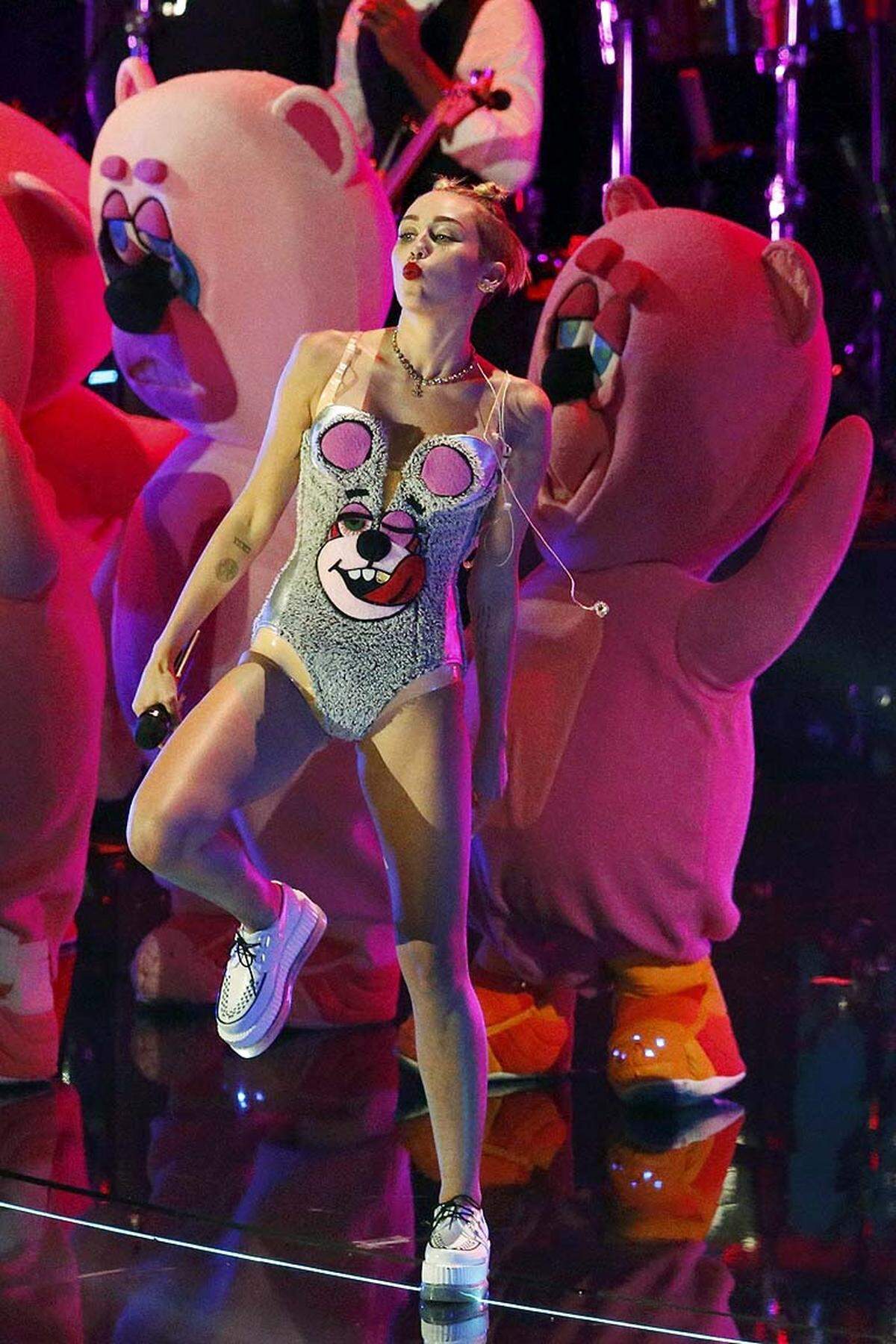 Der schönste Moment bei den MTV Video Music Awards 2013: Yolo-Miley Cyrus lüftete auf der Bühne das Geheimnis, wer für den angesagten Skandal des Abends sorgt: der Frottee-Body ...