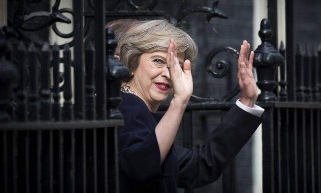 Theresa May zieht in no10 Downing Street ein