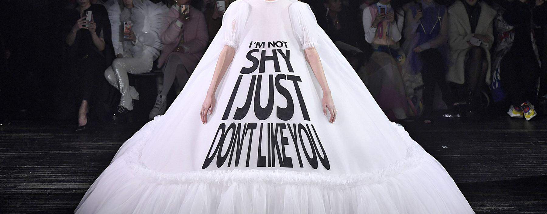 Paris Fashion Week Defile Huate Couture Printemps Ete 2019 Viktor &amp; Rolf Couture Spring Summer