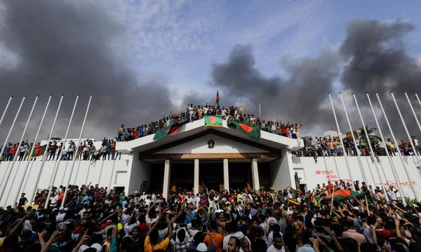Demonstranten stürmen den Amtssitz der mittlerweile zurückgetretenen Regierungschefin Hasina in der Hauptstadt Dhaka.