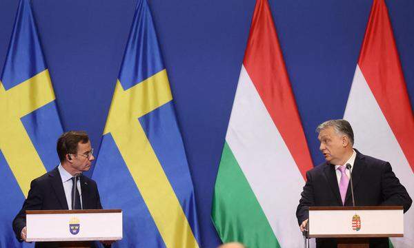 Schwedens Regierungschef Kristersson <em>(li.)</em> und Ungarns Premier Orbán in Budapest.