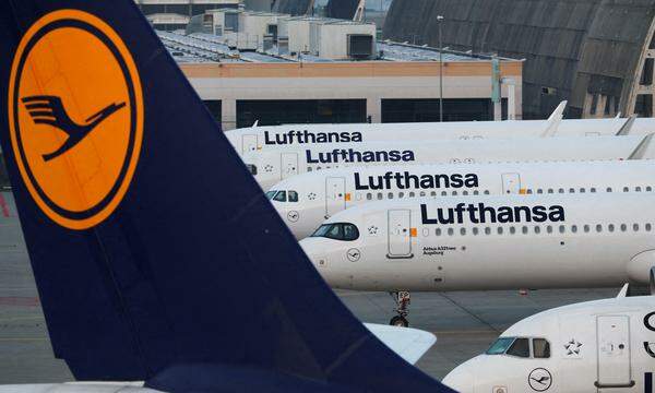 Lufthansa-Flugzeuge auf dem Flughafen in Frankfurt: Aufgrund der Sicherheitslage im Nahen Osten setzt der deutsche Konzern Flüge in die iranische Hauptstadt vorerst aus.