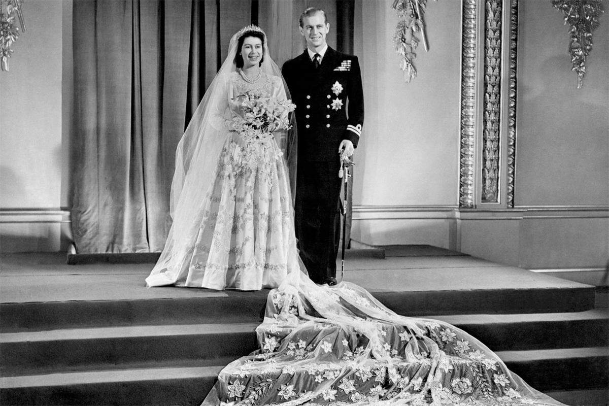 Elizabeth war damals schon mehr als vier Jahre mit ihrer Jugendliebe Prinz Philip verheiratet. Nach der Hochzeit hatte sie mit dem Marineoffizier auf Malta gelebt - es sollen die unbeschwertesten Jahre ihres Lebens gewesen sein.