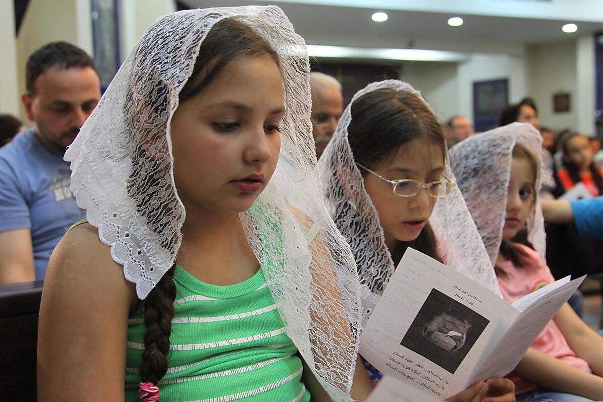 Zigtausende sind schon im Laufe der vergangenen Monate geflohen, auch in Nachbarländer wie Jordanien: Hier junge christliche Mädchen aus dem Irak bei einem Gottesdienst in der jordanischen Hauptstadt Amman.