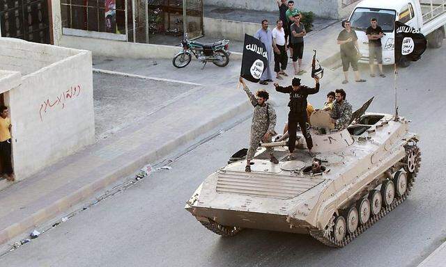IS-Anhänger feiern ihren Sieg über die Provinz Raqqa.