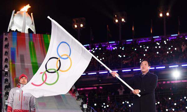 Pyeongchangs Bürgermeister Sim Jae-guk verabschiedete die olympische Bewegung und übergab die Fahne an seinen Amtskollegen aus Peking, wo 2022 die nächsten Winterspiele stattfinden werden.
