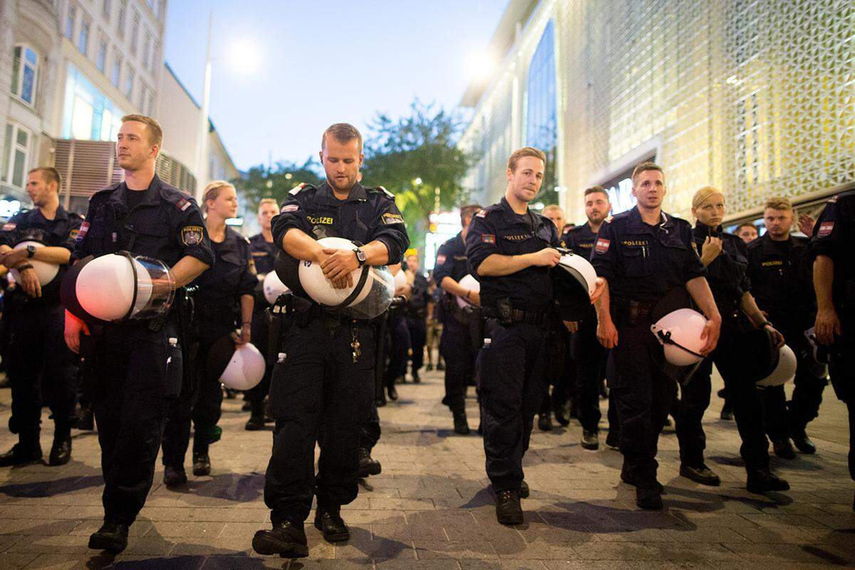 Die Demo verlief äußerst friedlich, "es gab bisher keine sicherheitsrelevanten Vorfälle ", sagte der Polzeisprecher am Abend. Insgesamt standen 450 Polizisten im Einsatz, wie die Polizei bekannt gab. 100 davon waren direkt für die Begleitung der Demonstration abgestellt, der Rest für Objektschutz, Verkehrsmaßnahmen und als Reserve. 